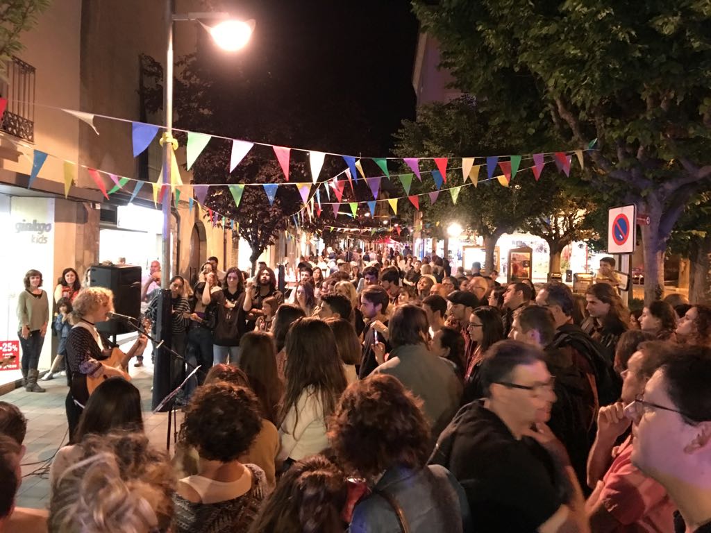 La nit dels Aparadors torna a omplir els carrers comercials de la Garriga