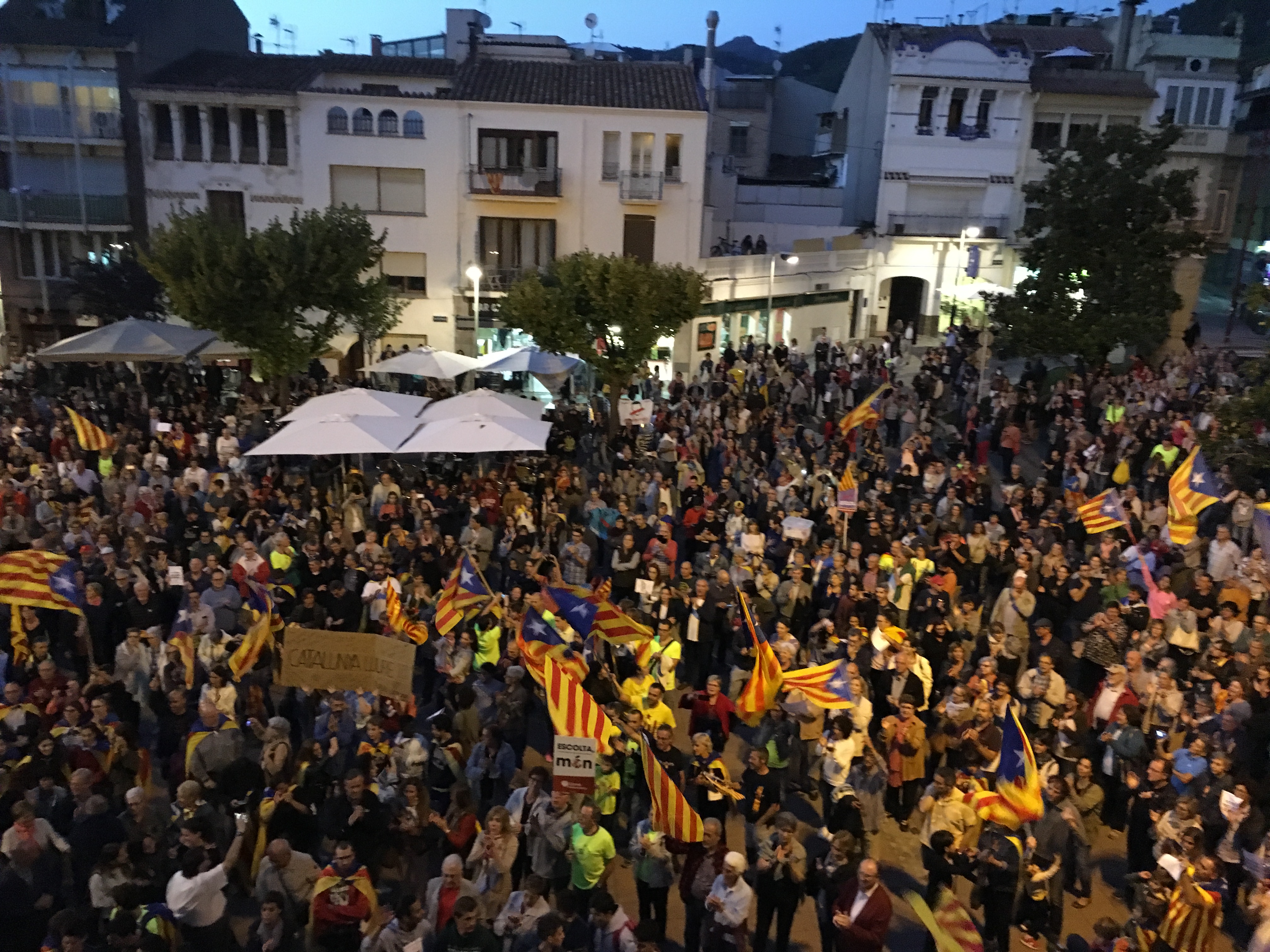Un miler de persones es concentren per donar suport a les institucions catalanes