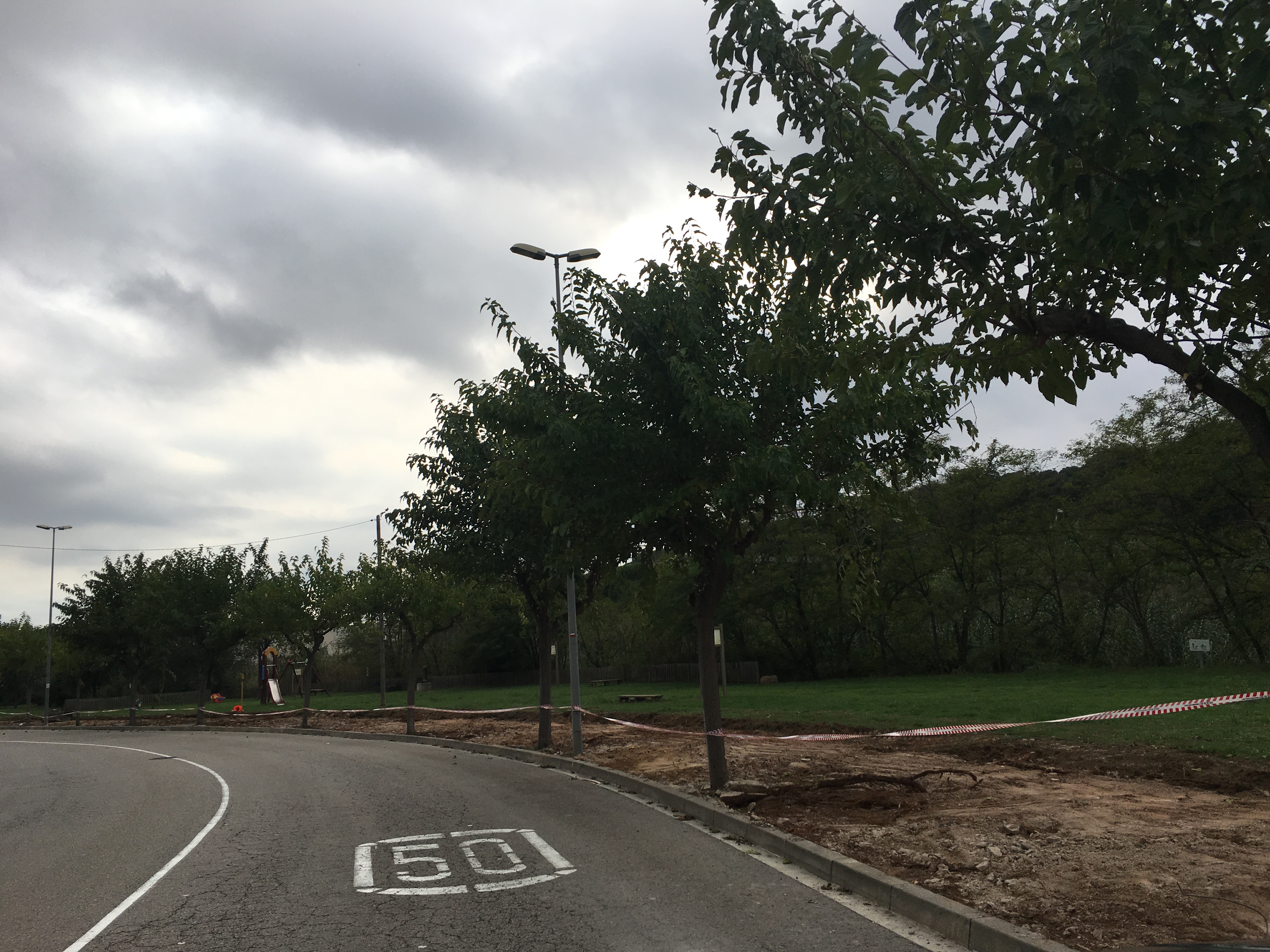 Inici de les obres al carrer Vulcà i al talús del riu