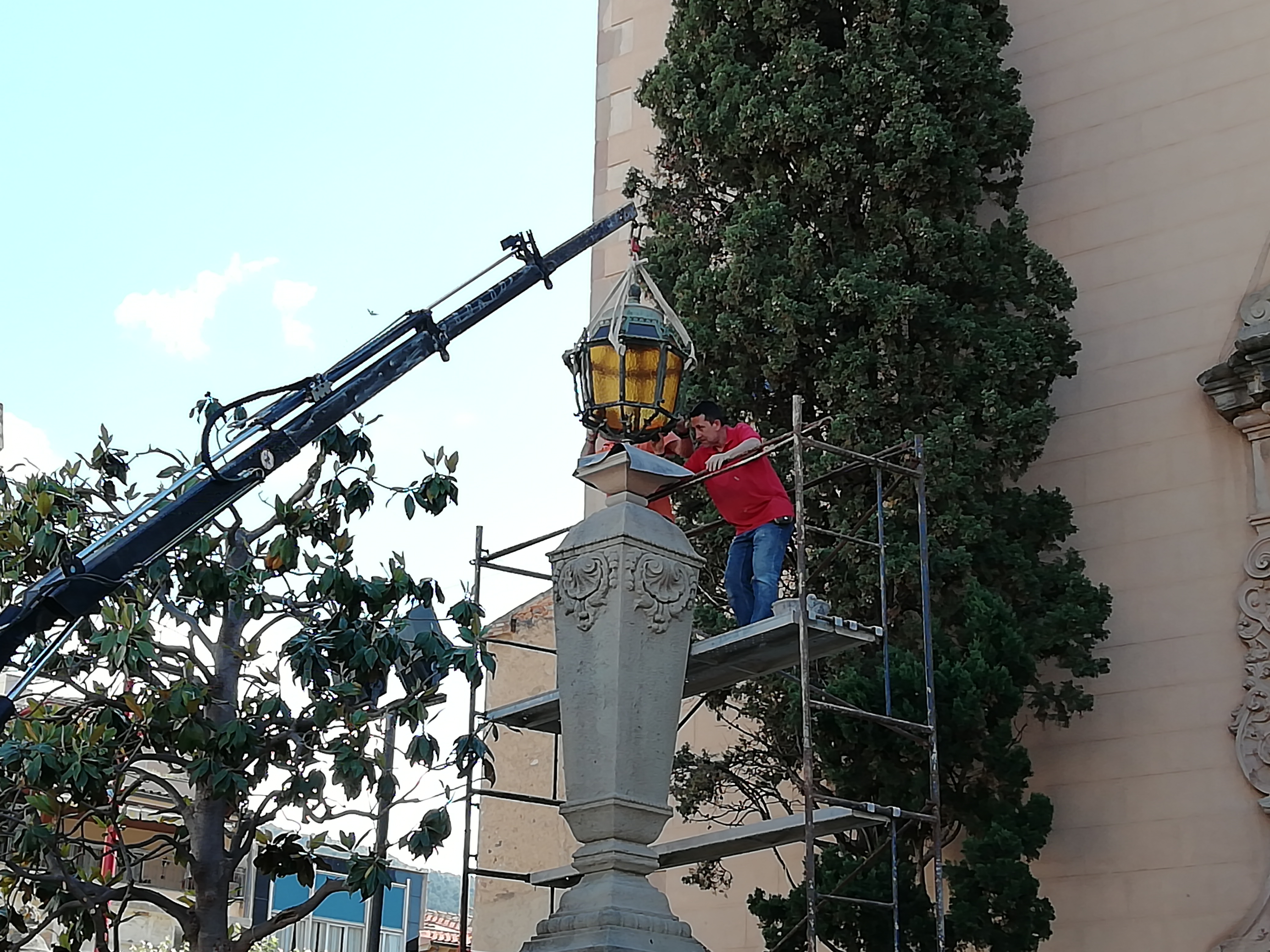 Tornen els fanals a l'escala de l'Església de Sant Esteve