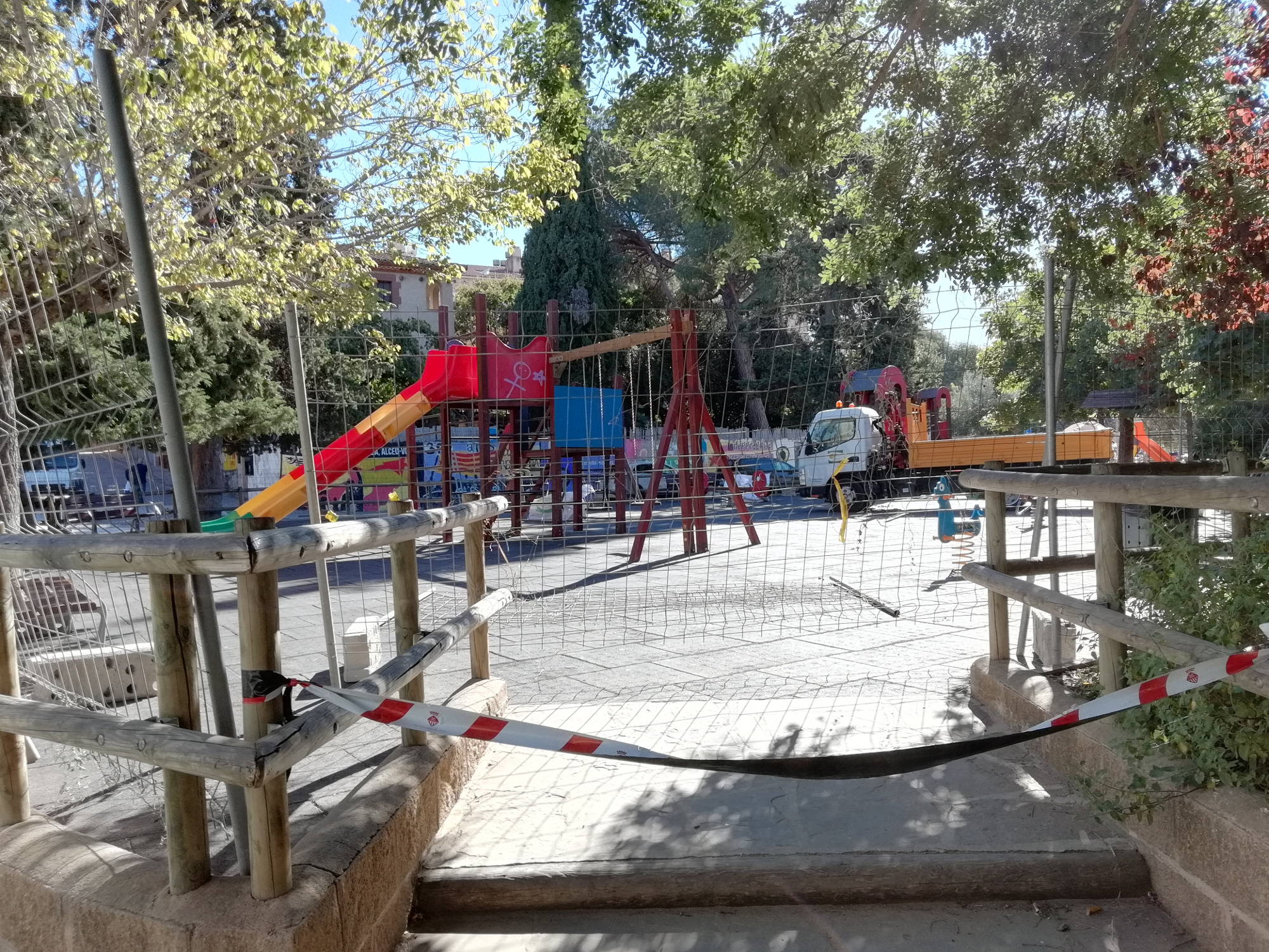 Renovació i reubicació de jocs infantils