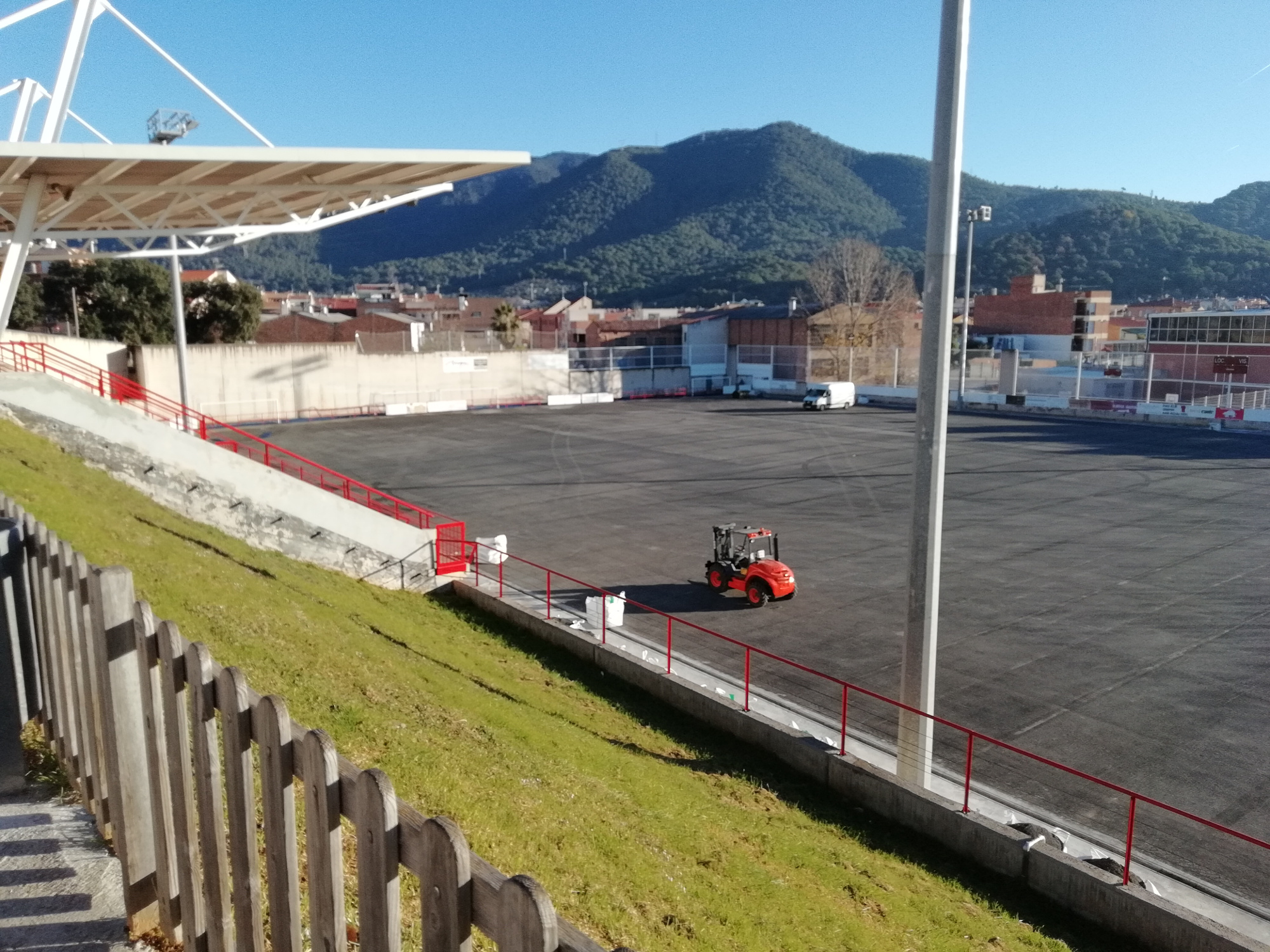 La nova gespa del camp de futbol, a punt d'instal·lar-se