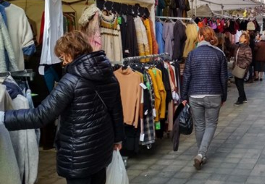 El mercat recupera la meitat de les parades no alimentàries