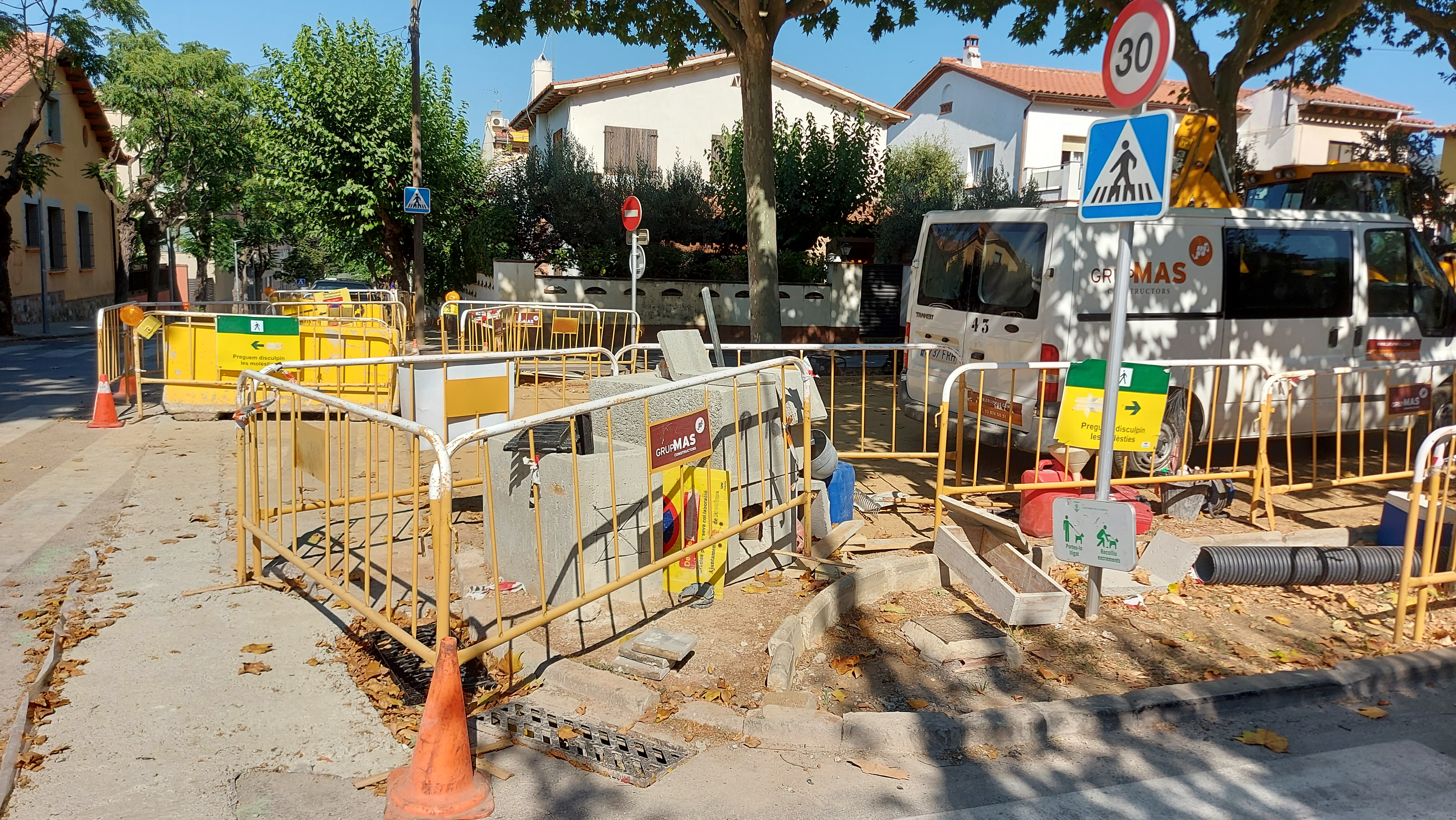 Continuen les obres al clavegueram del barri de Montserrat