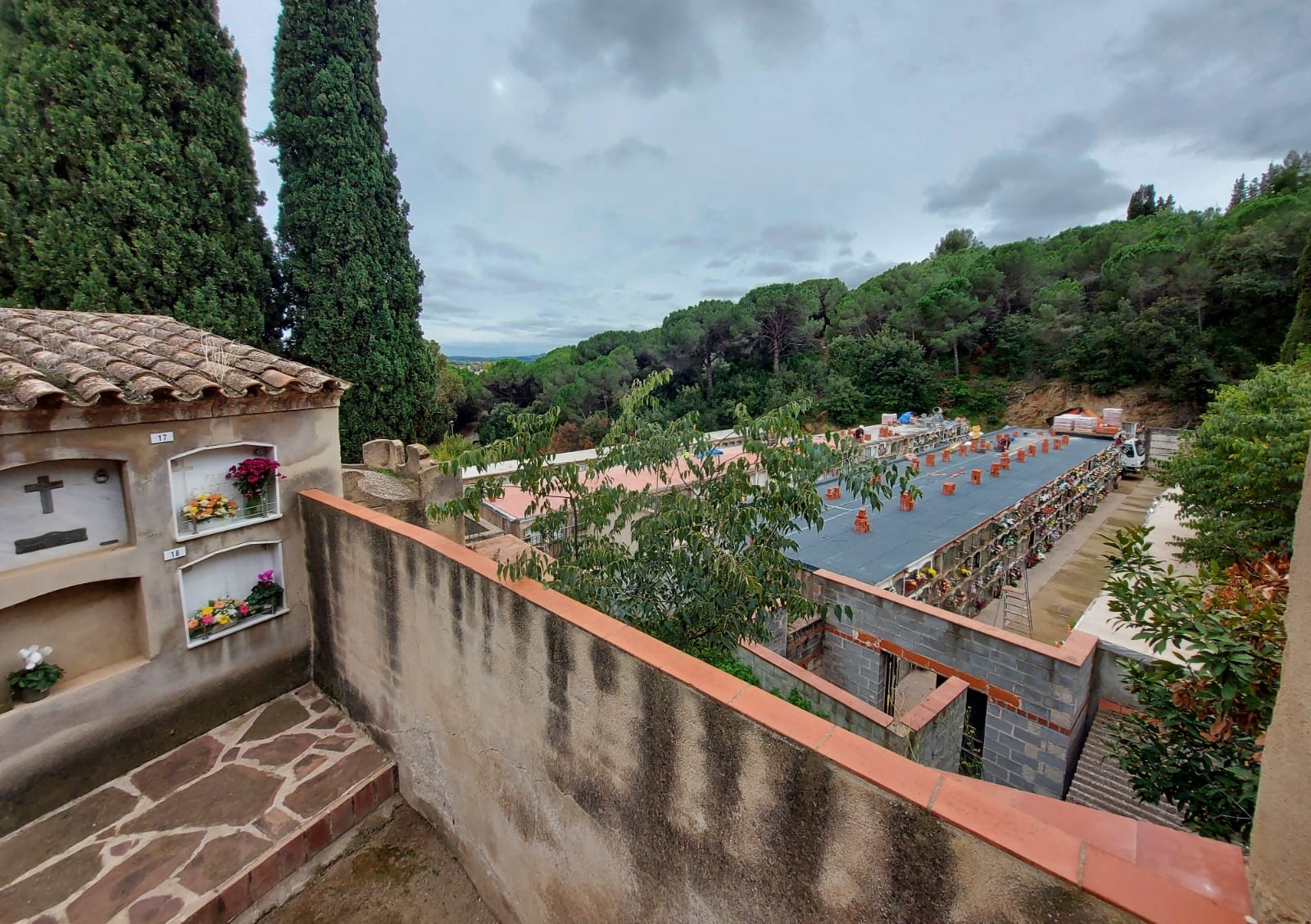 Comencen les obres a les façanes del cementiri