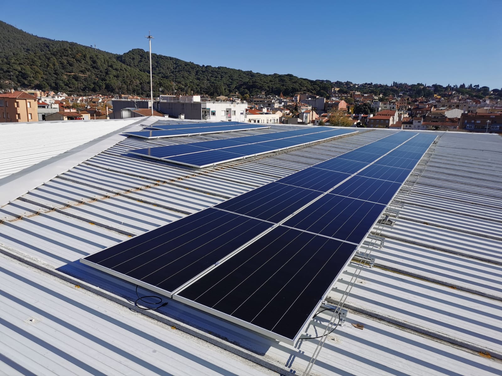 S'instal·len plaques solars al pavelló de Can Noguera