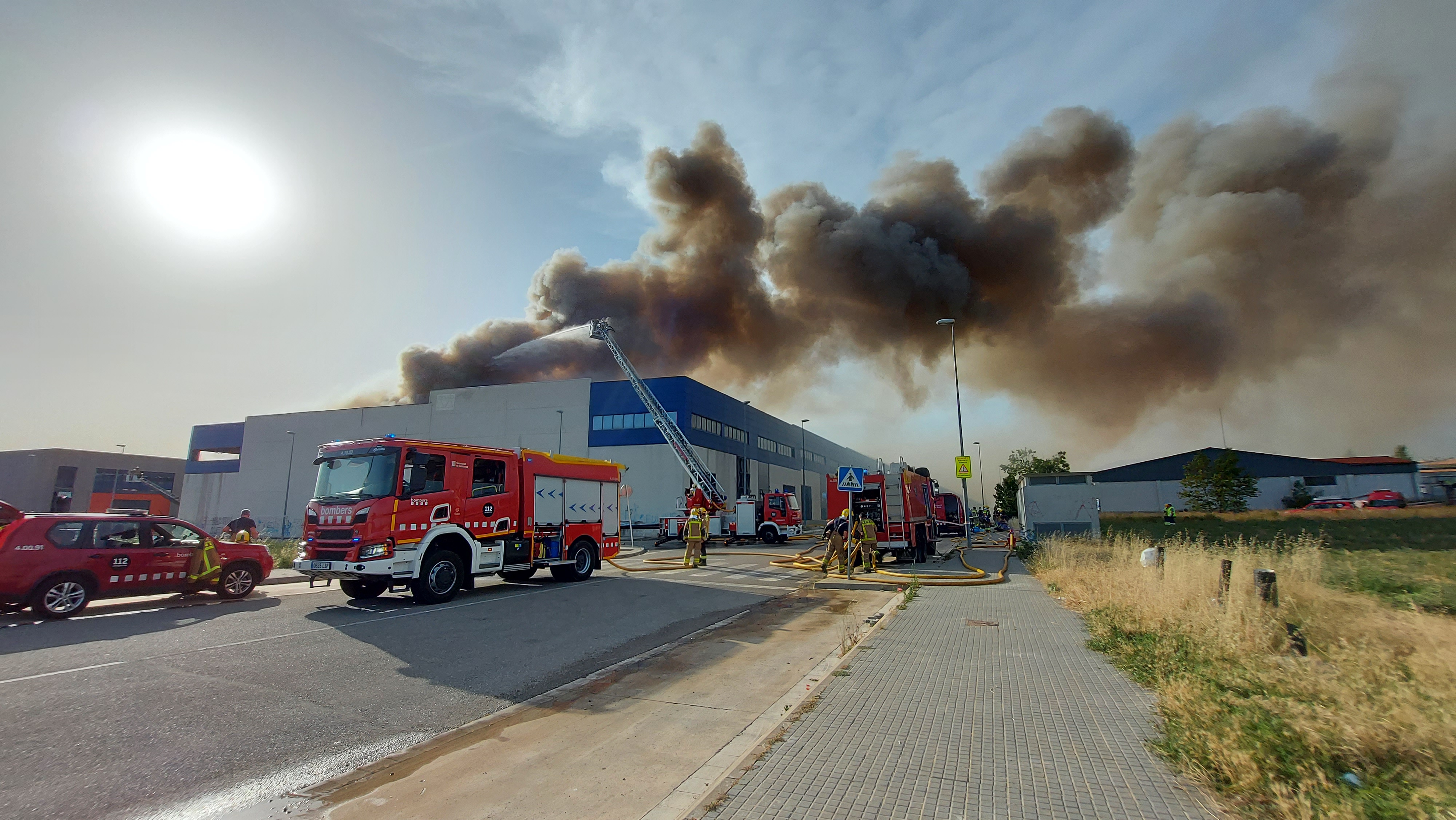 Extingit l'incendi a dues naus del polígon de Can Terrers