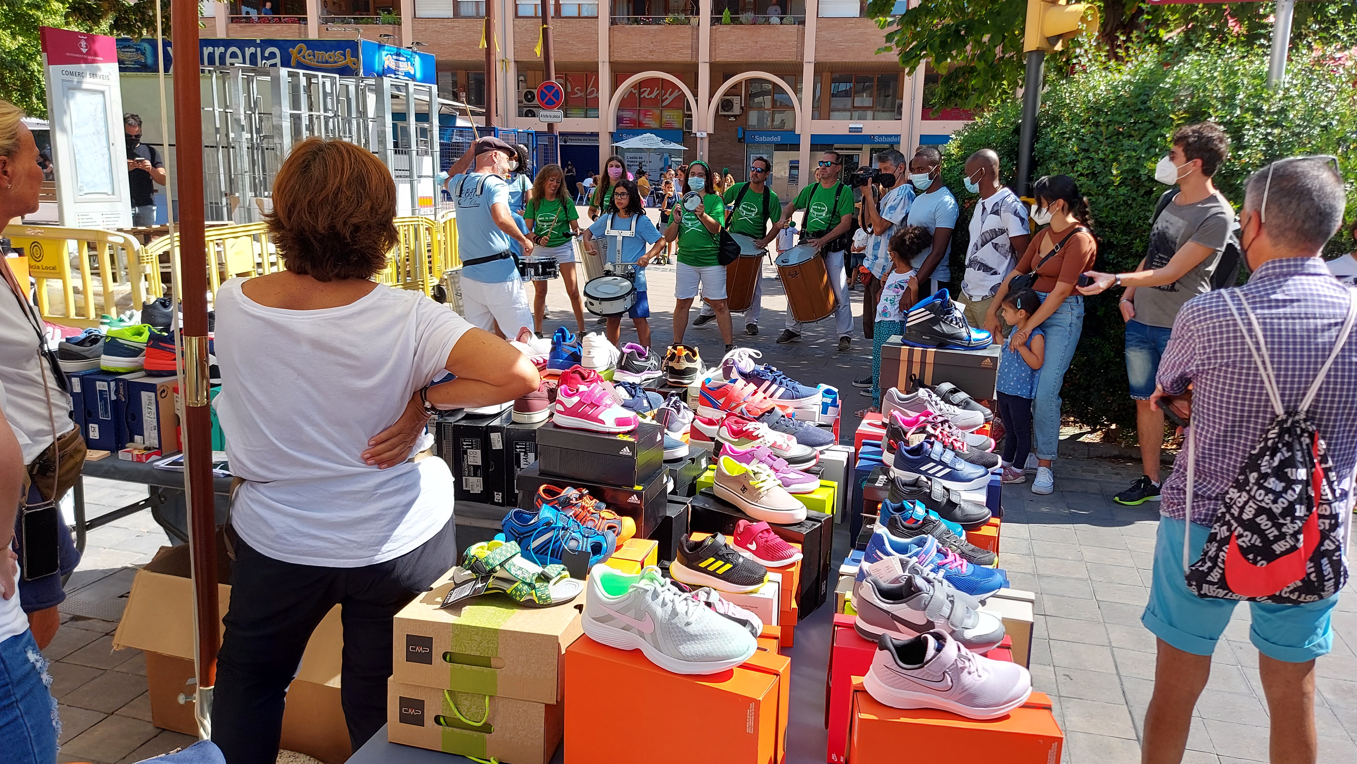 Els comerços tornen a sortir al carrer