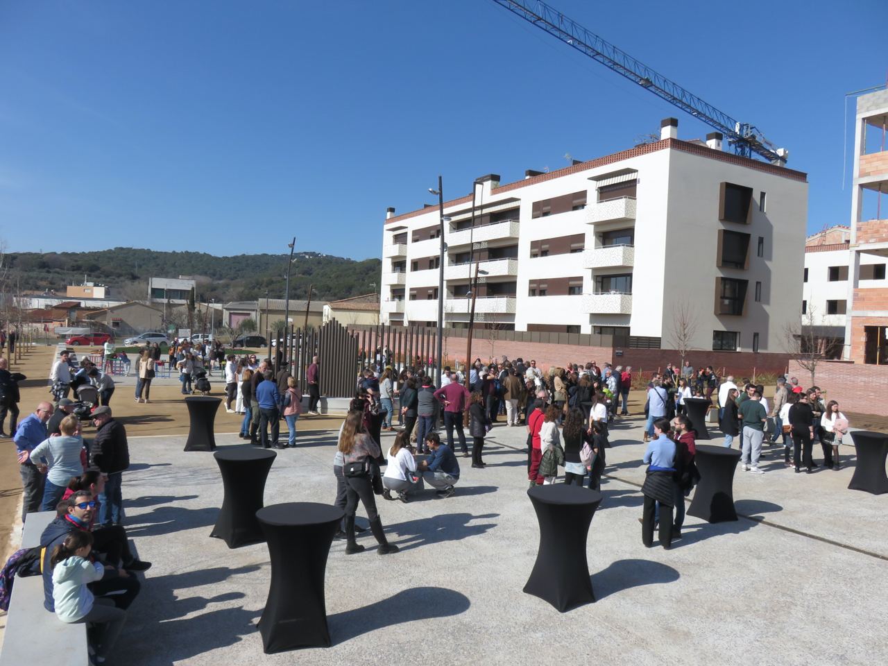 Obre la plaça de la Pau