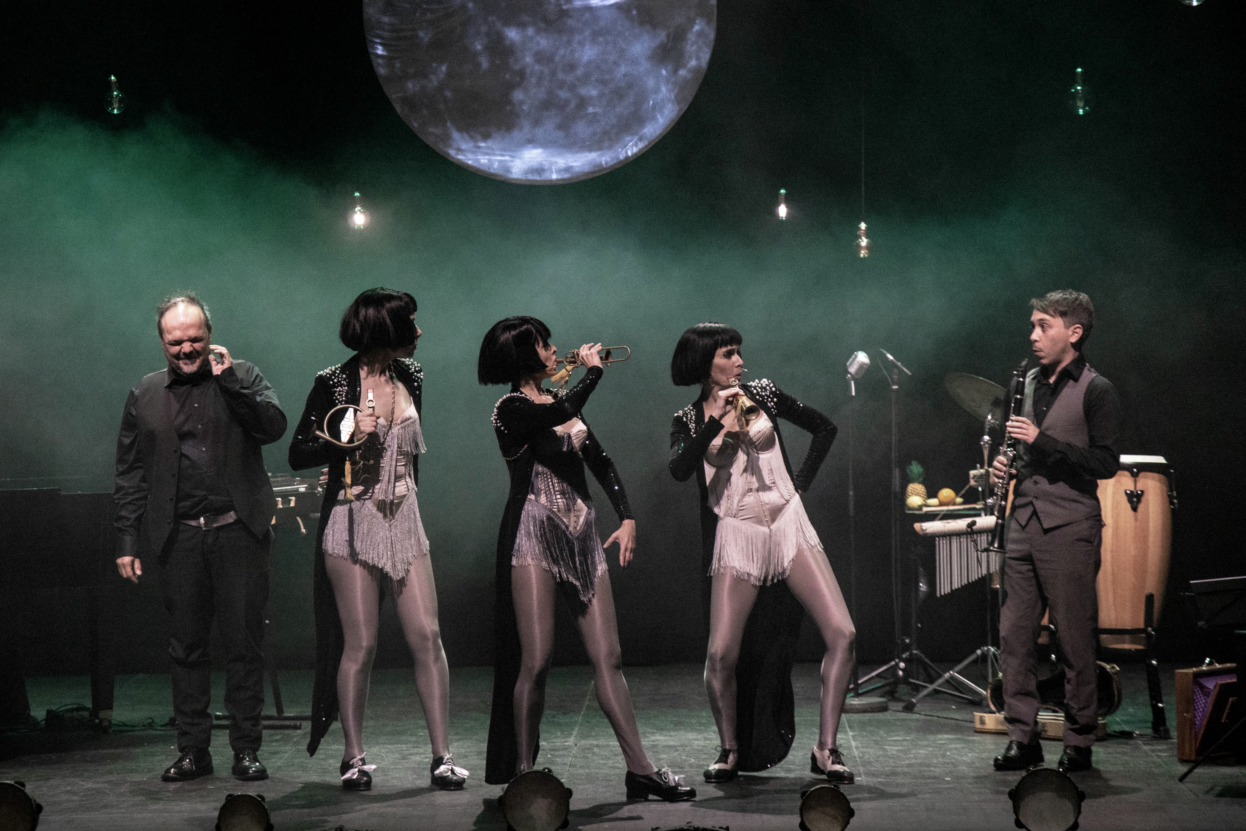 El teatre es converteix en un cabaret!