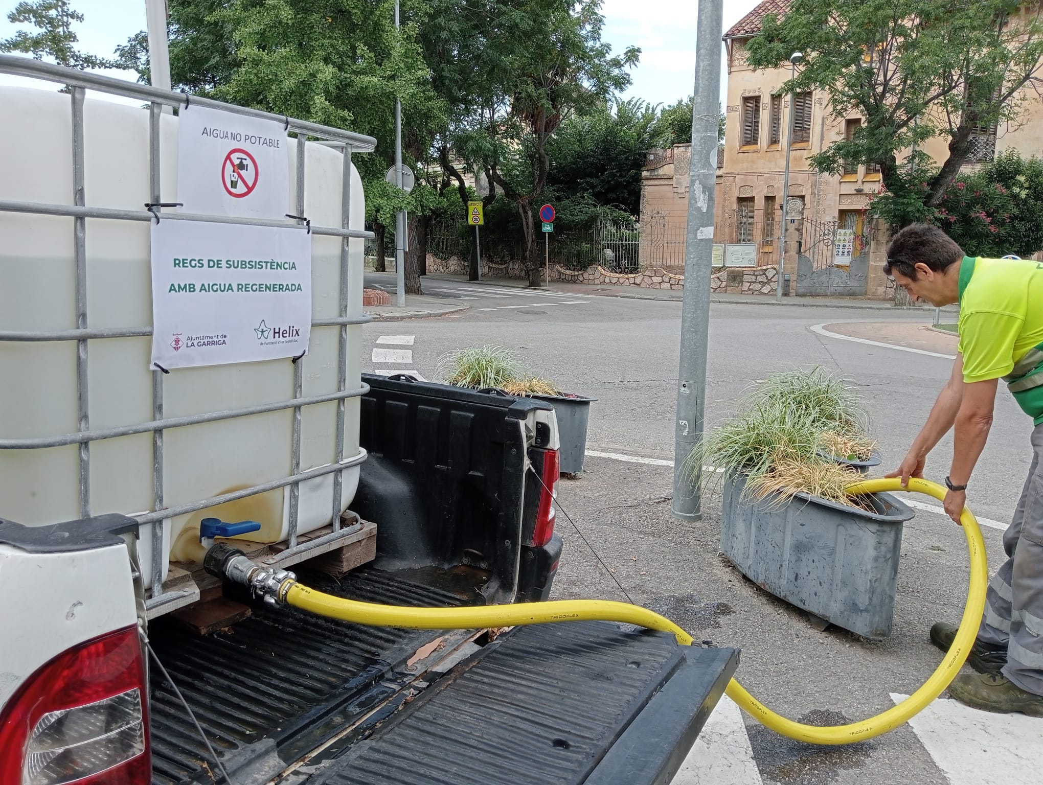 Aigua regenerada per regar les zones verdes