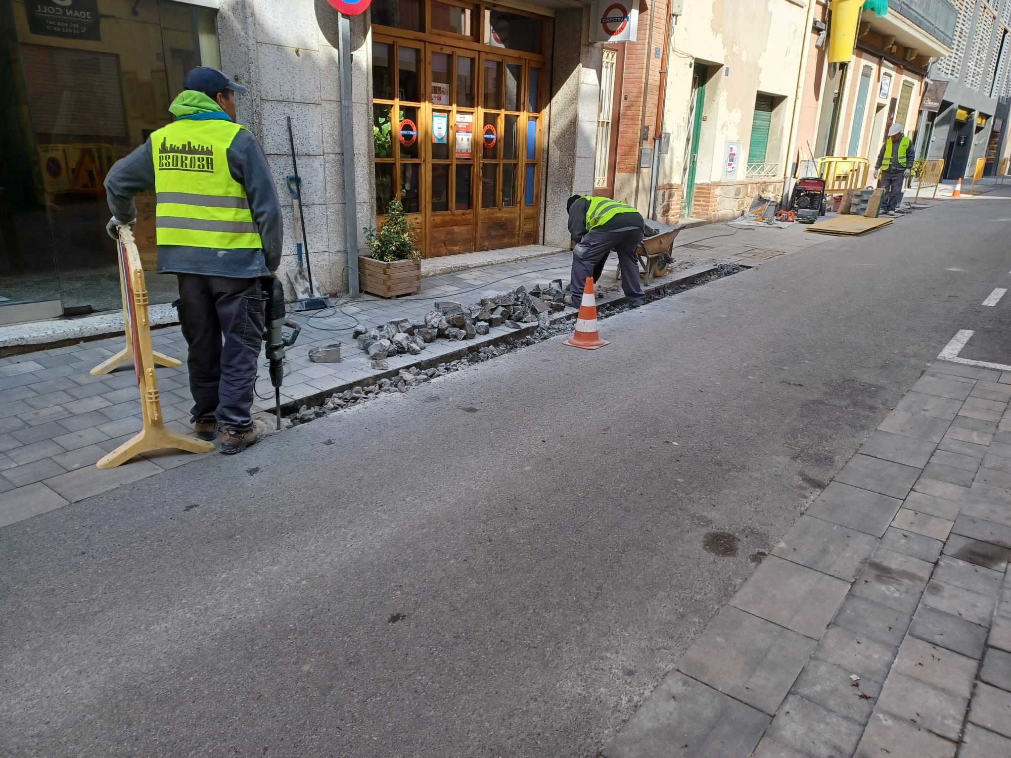 Reparació de voreres al carrer Calàbria